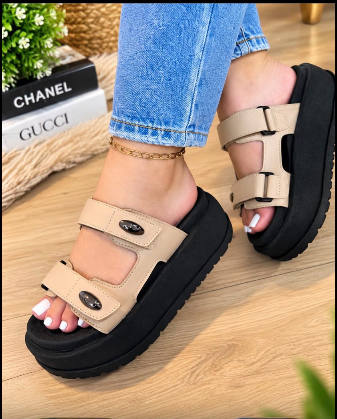Sandalias Plataforma Dama Beige y Negro
